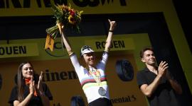 El ciclista esloveno Tadej Pogacar del equipo UAE Team Emirates celebra en el podio tras ganar la 4ª etapa de la carrera ciclista Tour de Francia, de 174,2 km desde Amiens hasta Rouen, Francia, 08 de julio de 2025.