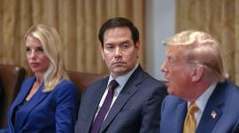 La fiscal general de Estados Unidos, Pam Bondi (izq.), y el secretario de Estado de Estados Unidos, Marco Rubio (centro), escuchan las palabras del presidente de Estados Unidos, Donald J. Trump, durante una reunión de gabinete en la Sala del Gabinete de la Casa Blanca, en Washington, D.C., EE.UU., este 8 de julio de 2025.