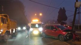 Un vehículo rojo impactó contra un poste en la Autopista General Rumiñahui, en Quito.