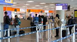 Personas hacen fila en la zona de Migración en el Aeropuerto Mariscal Sucre de Quito.