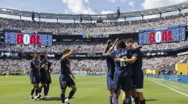Los jugadores del Paris Saint Germain celebran una de las anotaciones de Fabián Ruiz, en la contundente victoria del cuadro parisino sobre el Real Madrid, en el Mundial de Clubes.
