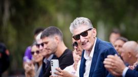 Edgardo Bauza junto a su hijo Maximiliano (izquierda) durante el homenaje realizado por la directiva de Liga de Quito, en la jornada del 9 de julio del 2025.