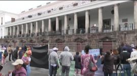 Más de 11 mil familias afectadas por los constantes sismos registrados en Esmeraldas piden la atención del Gobierno Nacional. Los afectados realizaron un plantón en los exteriores del Palacio de Gobierno.

Un reportaje de Juan Miguel Rodríguez