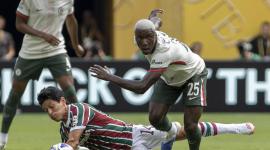 Germán Cano (i) de Fluminense disputa un balón con Moisés Caicedo de Chelsea este martes, durante un partido del Mundial de Clubes.