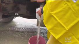 El 70% de barrios de la ciudad de Loja, no tienen agua potable por más de tres semanas. La situación se torna insostenible, pues habitantes de varios sectores afirman que no les llega el agua ni en tanqueros.
Un reportaje de María Del Rocío Coronel