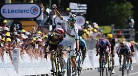 El ciclista esloveno Tadej Pogacar del equipo UAE Team Emirates celebra tras ganar la 7ª etapa de la carrera ciclista Tour de Francia, de 197 km desde Saint-Malo hasta Mûr-de-Bretagne, Francia, 11 de julio de 2025.