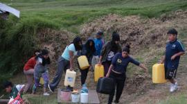 Moradores del sur de Quito se abastecen de agua de tanqueros. 11 de julio del 2025.
