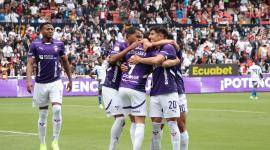 Festejo de los jugadores de Liga de Quito en el triunfo ante Emelec en el estadio Rodigo Paz Delgado.