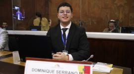 Dominique Serrano, asambleísta de ADN, enfrenta una sanción en la Asamblea Nacional.