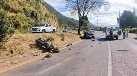 Un auto y una moto se chocaron en la Simón Bolívar, en Quito. Dos carriles de circulación se cerraron por la emergencia.