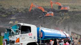 Maquinaria del Municipio de Quito trabaja en la zona donde se produjo daño en tubería en La Mica. En el sur de Quito se reparte agua en tanqueros