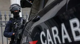 Un policía italiano en medio de un operativo.