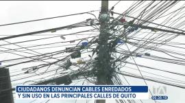 Ciudadanos denuncian la gran cantidad de cables colgados, enredados y sin uso en calles principales y trasversales de Quito. Se calcula que hay más de un millón instalados sin fiscalizar y solo el 25% han sido retirados.
Un reportaje de Mishell Villacís