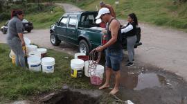 Moradores del barrio San Martin toman agua de una vertiente tras suspensión del servicio desde el pasado miércoles 9 de julio