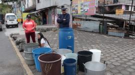 Moradores de barrios afectados por la rotura de la tubería en el sector de La Mica buscan abastecerse de agua