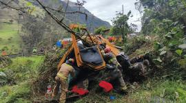 Bomberos realizaron labores de extracción luego de que un camión cayó a un río en Cuenca.