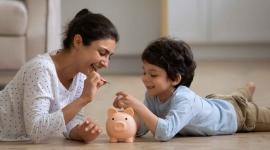 Los padres son claves para enseñar a los hijos educación financiera y la importancia del dinero.