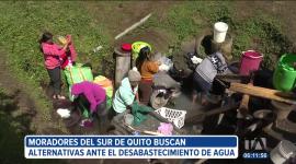 Los moradores del sur de Quito afectados por el desabastecimiento de agua, se dan modos para lavar su ropa y cumplir con sus actividades diarias.
Un reportaje de Mishell Villacís