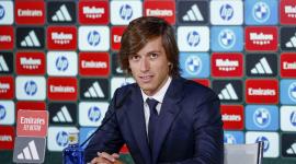 El jugador Álvaro Carreras durante su presentación oficial como nuevo jugador del Real Madrid,este martes en la Ciudad Deportiva de Valdebebas, en Madrid.