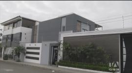 El Registro de la Propiedad de Manta permitió la venta de una casa incautada al hermano de alias 'Fito'. El Gobierno denunció que la transacción se dio a pesar de que el familiar cumple prisión preventiva por el caso 'Blanqueo Fito'.

Un reportaje de Astrid Singre