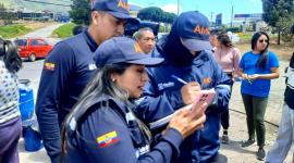 Personal de la AMC realizan operativos para eveitar especulaciones con el agua en medio de la emergencia que se vive en el sur de Quito.