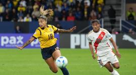 Nora Bilcape (derecha) de Perú disputa un balón con Kerlly Real de Ecuador este martes 15, durante un partido de la fase de grupos de la Copa América Femenina entre Perú y Ecuador