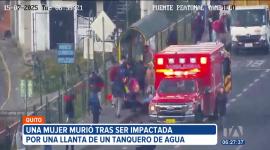Una mujer murió luego de ser impactada por una llanta que se desprendió de un tanquero que viajaba a entregar agua a los habitantes del sur de Quito. El hecho ocurrió en la Panamericana Sur.

Un reportaje de Juan Miguel Rodríguez
