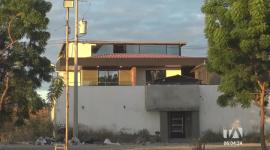 Cada casa con el nombre de alias 'Fito' es más que una propiedad. En Manabí, donde están sus más de 33 inmuebles, la Policía sigue excavando el verdadero tamaño del imperio que dejó atrás.
Un reportaje de Catalina García