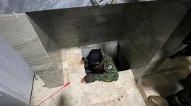 Un militar ingresando a uno de los búnker que pertenecía a Adolfo Macías Villamar, en Manabí.