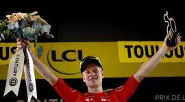El ciclista noruego Jonas Abrahamsen del equipo Uno-X Mobility celebra en el podio tras recibir el premio al corredor más combativo después de la 11ª etapa del Tour de Francia.