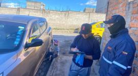 Funcionarios de la Agencia Metropolitana de Control realizan controles preventivos en Quito en medio de la crisis por falta de agua.
