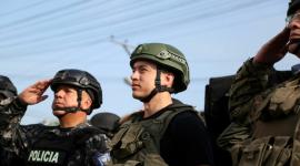 Daniel Noboa junto a militares y policías en operativos nacionales.