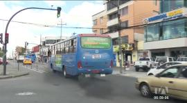 Un conductor de transporte público invadió un carril e irrespetó el semáforo en rojo al norte de Quito. Moradores y otros choferes afirman que esta infracción ocurre con frecuencia en la zona.
Un reportaje de Gustavo Jaramillo