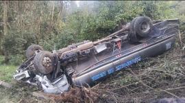 Un camión que transporta leche quedó totalmente volcado sobre la vegetación.