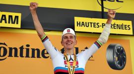 El ciclista esloveno Tadej Pogacar del equipo UAE Team Emirates XRG celebra en el podio tras ganar la 12ª etapa de la carrera ciclista Tour de Francia.