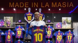 Lamine Yamal posa con la histórica camiseta 10 que antes utilizó Diego Armando Maradona o los brasileños Rivaldo y Ronaldinho.
