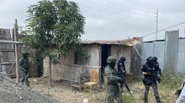 Militares liberan a ciudadano secuestrado que era custodiado por un menor de edad en el sector Finca Delia del cantón Durán, en Guayas.
