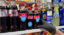 Las botellas con los códigos QR ya están en las perchas de las tiendas de Quito. Allí se puede escanear y lleva a información de desaparecidos.