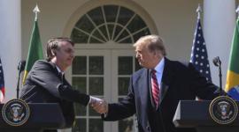 Jair Bolsonaro y Donald Trump saludan en un encuentro en Washigton en 2019.