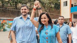 La prefecta del Guayas, Marcela Aguiñaga, en un acto con el Alcalde de Guayaquil, Aquiles Álvarez.