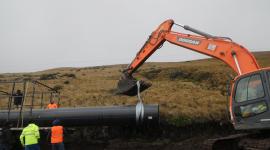 Tubería para sistema de agua potable Mica - Quito Sur empezó a ser instalado en la zona afectada por deslizamiento.