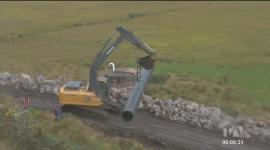 Empezó a llegar la nueva tubería para reemplazar los 350 metros del tramo del sistema de agua potable Mica-Quito Sur afectado por un deslizamiento de tierra.
Un reportaje de María Gracia Chacón