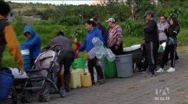 Los moradores del sur de Quito esperan tener el servicio de agua potable este fin de semana y piden más tanqueros mientras tanto.
Un reportaje de Brigette Mancheno