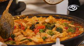 Una palabra, muchos sabores: seco de pollo, chivo, pato, pescado, costilla. Cada región tiene su versión y su sazón. Un viaje por los sabores, historias y secretos detrás de uno de los platos más queridos del país.