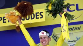 El ciclista esloveno Tadej Pogacar del UAE Team Emirates XRG celebra en el podio con el maillot amarillo de líder general tras ganar la 13ª etapa del Tour de Francia