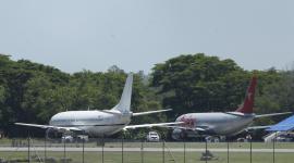 Aviones que transportan a venezolanos detenidos en El Salvador con destino a Venezuela en el aeropuerto Internacional San Oscar Romero en San Luis Talpa (El Salvador).