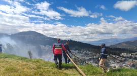 Un incendio forestal fue sofocado por el Cuerpo de Bomberos de Quito.