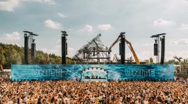 Miles de personas asisten al festival de música electrónica belga Tomorrowland.