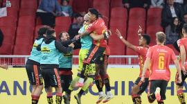 El Deportivo cuenca celebra uno de los goles marcados en el partido ante Liga de Quito en el estadio Rodrigo Paz Delgado este domingo 20 de julio del 2025. Foto: API/ Patricio Teran