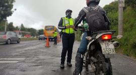Agentes civiles de tránsito realizan controles de documentos en Quito.